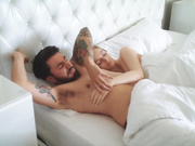 欲求不满的人妻和室友在客厅做爱