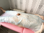 女护士用手帮男人高潮，然后收集精液