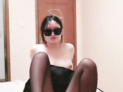 开档黑丝无毛逼让大哥用道具玩逼多体位蹂躏