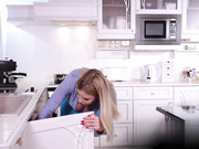 丰满的宝贝和她的继女在吮吸操水管工的大鸡巴