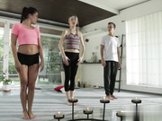 骚货人妻通过肛交的方式进行瑜伽锻炼呻吟